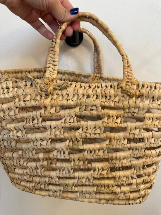 Handwoven straw basket tote - Picture 2 of 5